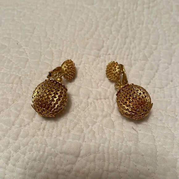 Vintage Coro clip on earrings. Victorian style. Gold toned. Rare find. - Picture 1 of 8
